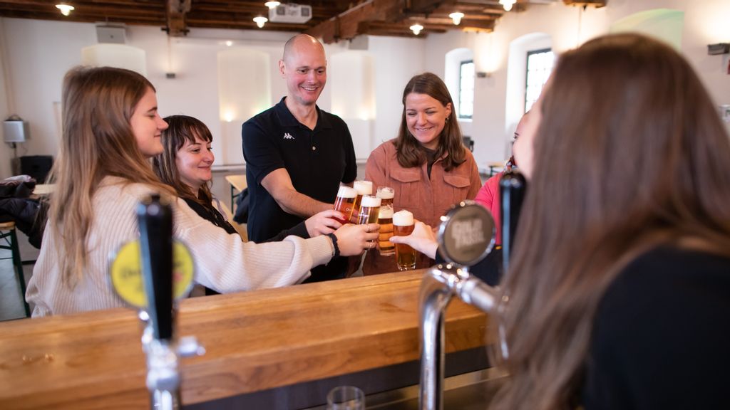 Eine Gruppe von mehreren Personen bei einer Führung in der Ottakringer Brauerei