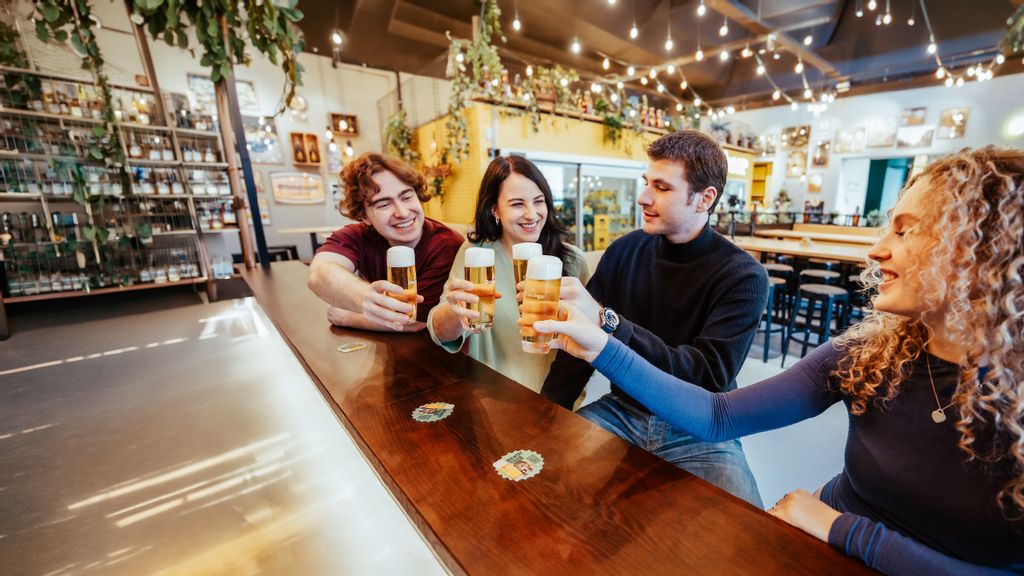 Vier Personen prosten sich in der Ottakringer Brauerei zu