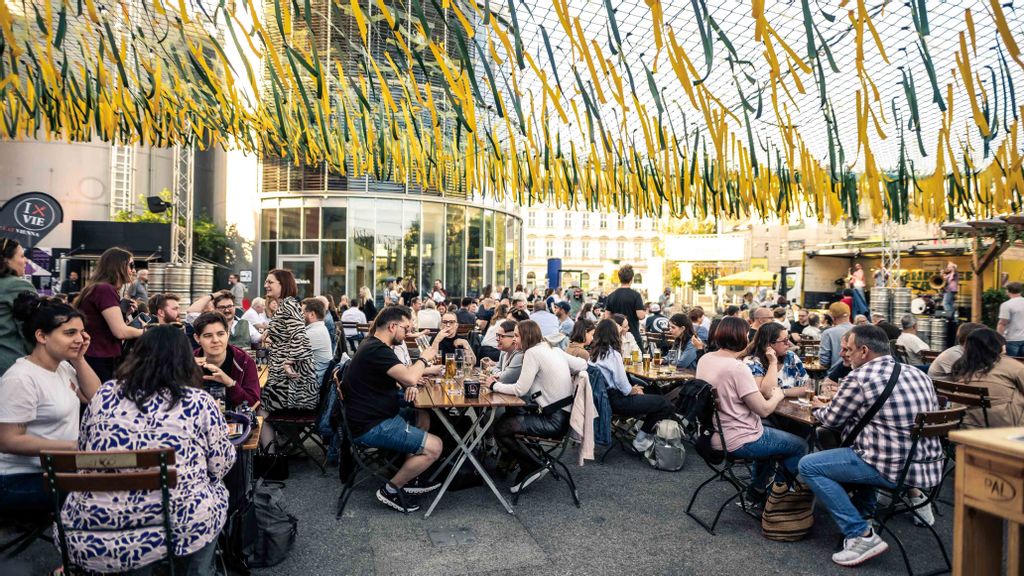 Gäste auf Heurigenbänken vor der Ottakringer Brauerei