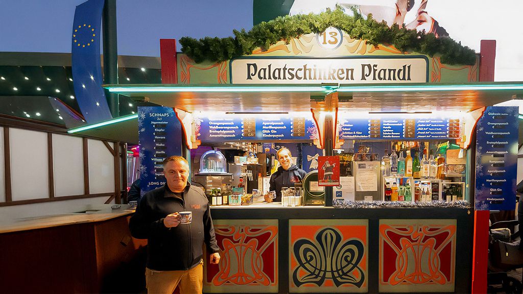 Weihnachtsmarkt-Hütte mit Verkäufer*innen