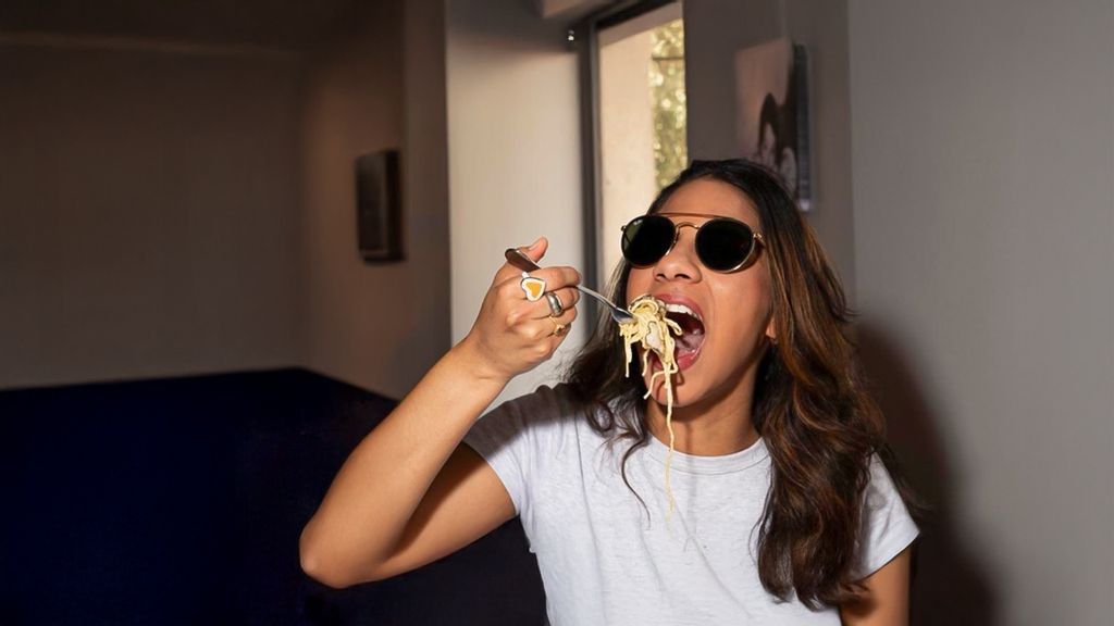 © Pasta e Basta Eine Frau mit einer Sonnenbrille isst Pasta in einem Restaurant