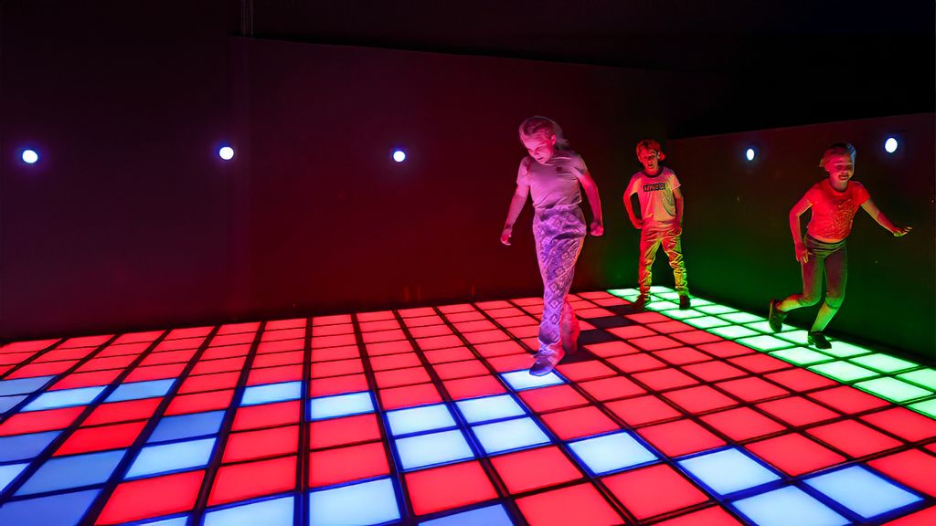 Kinder auf einem interaktiven Pixel-Spielboden