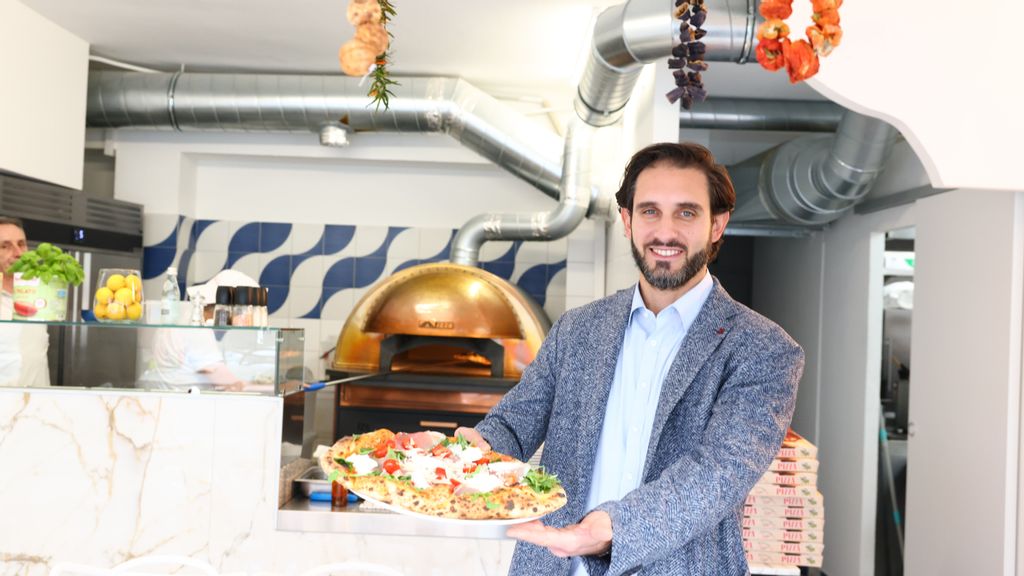 Pizzabäcker vor einem Pizzaofen