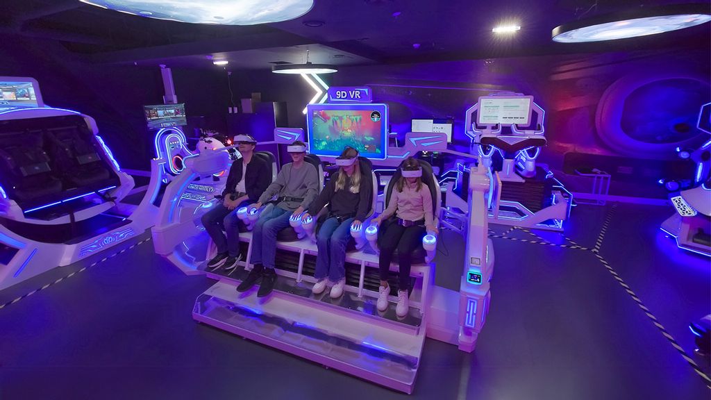 3 Personen mit VR-Brille im Simulator