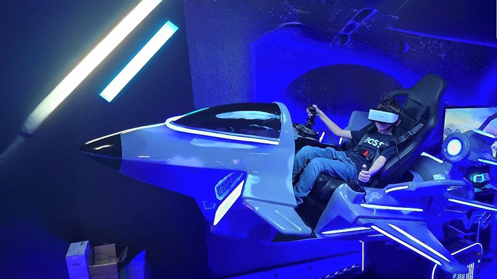 1 Personen mit VR-Brille im Simulator