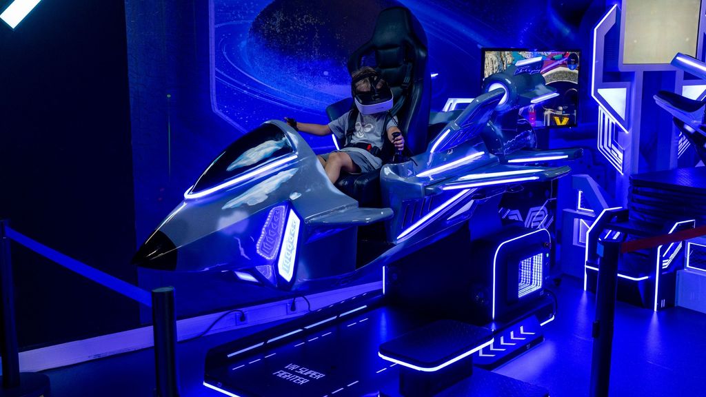 1 Personen mit VR-Brille im Simulator