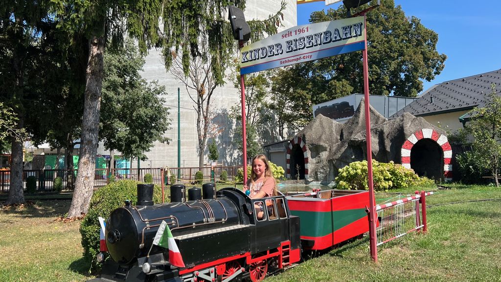 Mädchen lenkt die Lokomotive