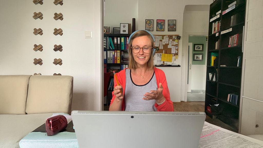 Frau bei einem Video-Call vor dem PC