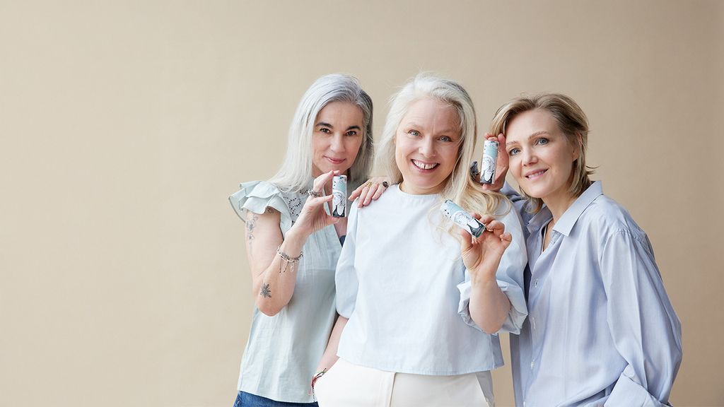 Drei Damen präsentieren Produkte von Queen of Green