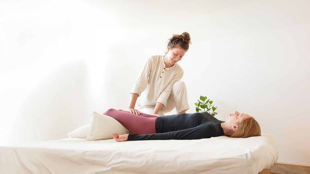 Eine Dame bei einer Shiatsu Behandlung