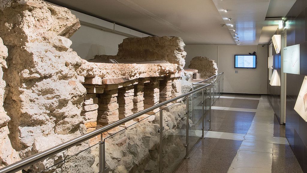 Ausgrabungen und Steine ausgestellt im Römermuseum 
