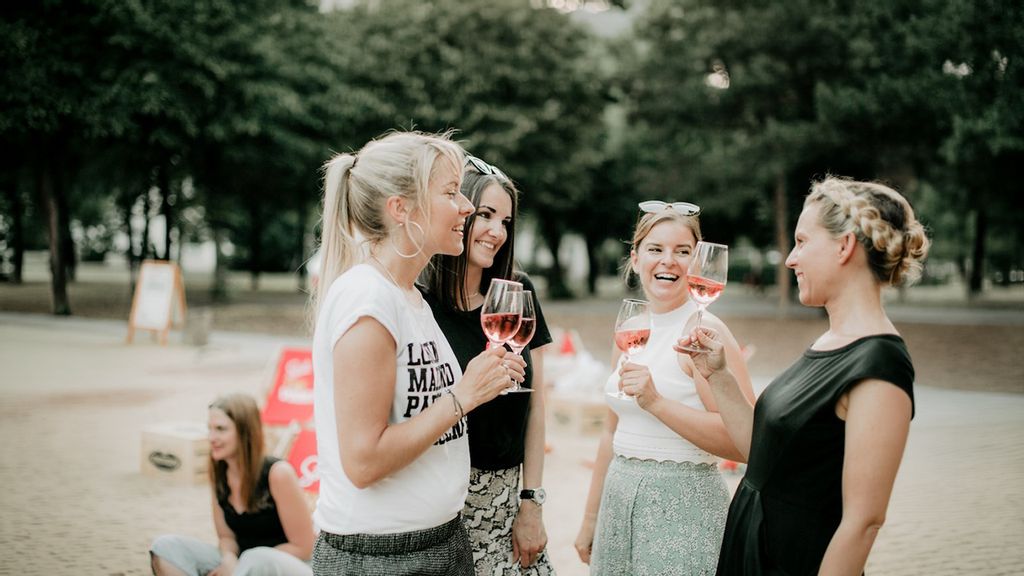 Vier Frauen lachend bei einem Aperol Spritzer