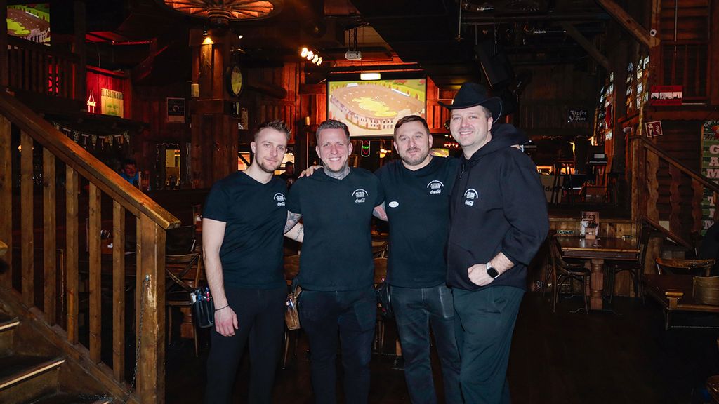 Vier Männer in Arbeitskleidung im Saloon Donauzentrum