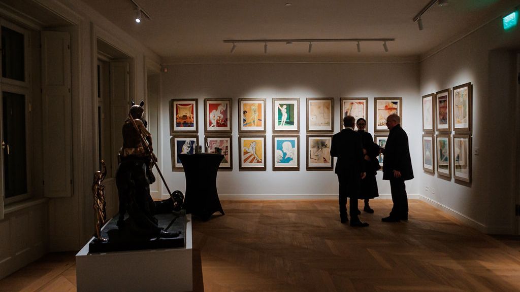 Personen stehen in einem Raum bei einer Kunstausstellung