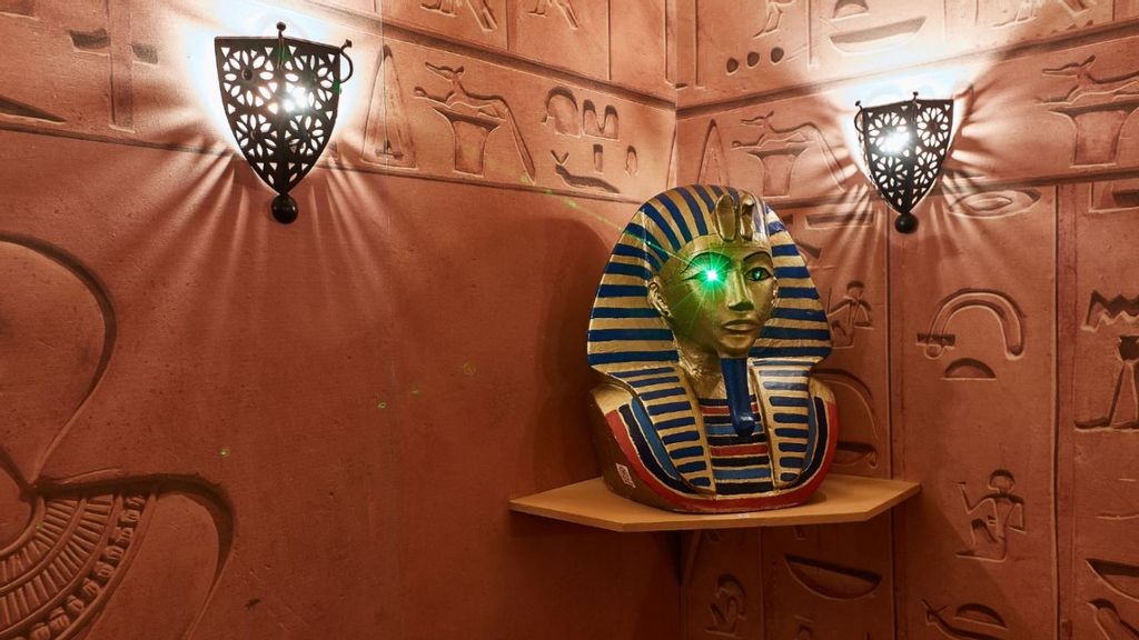 Ägyptische Büste und Hieroglyphen in einem der  Scavenger Escape Räume