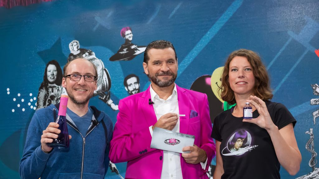 Die drei Science Busters vor blauer Kulisse