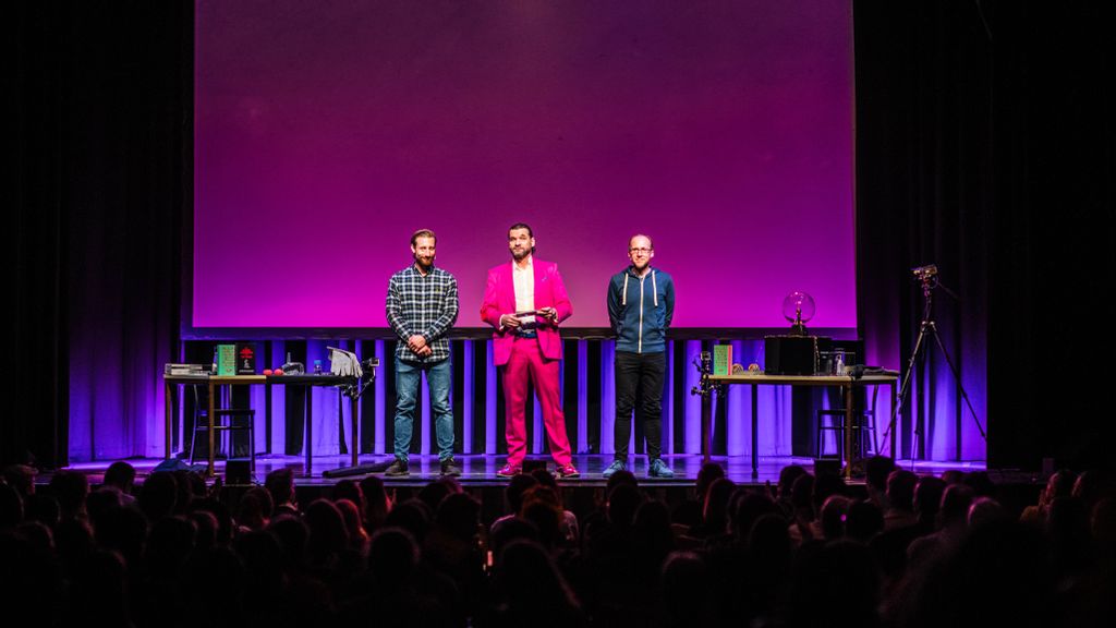 Die drei Science Busters auf der Bühne im Schauspielhaus Wien