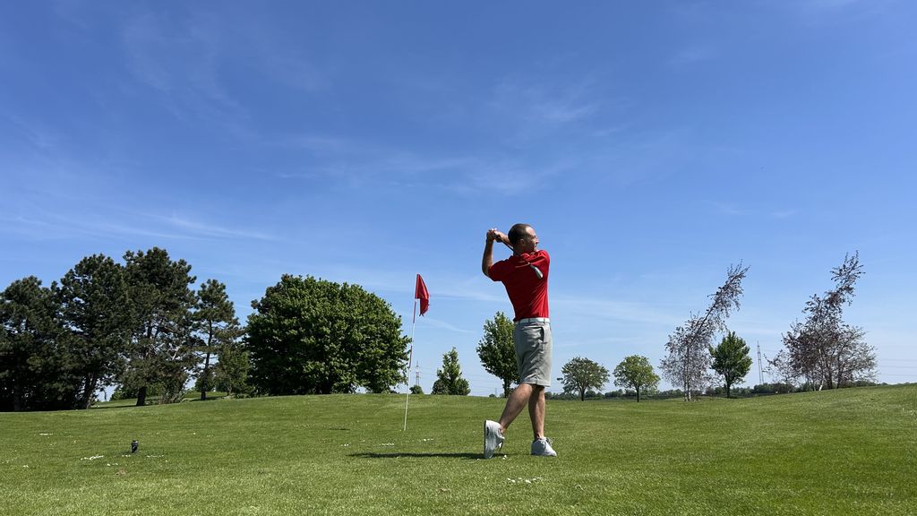 Mann spielt Golf im Freien