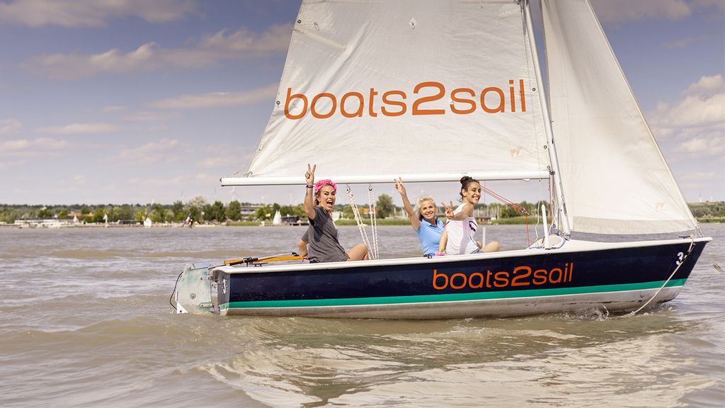 Drei Personen segeln auf der alten Donau