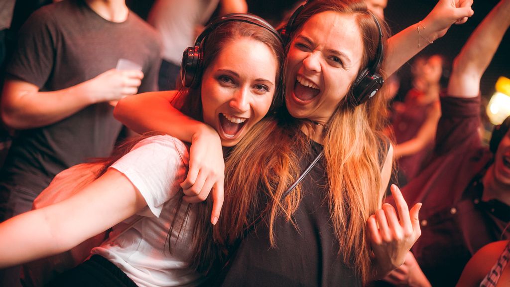 © Silent Disco Austria Zwei Frauen tanzen mit Kopfhörern und singen dabei