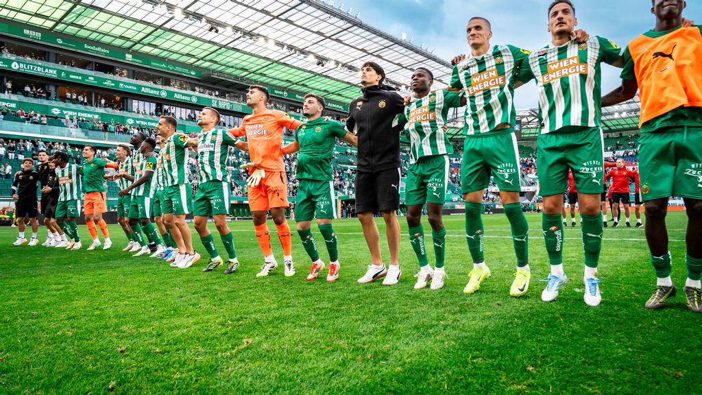 Fußballspieler von SK Rapid Wien stehen in einer Reihe