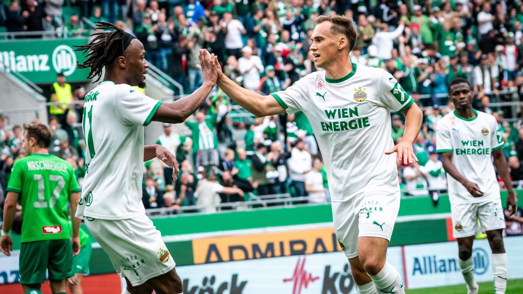 Zwei Fußballspieler von SK Rapid Wien schlagen ein