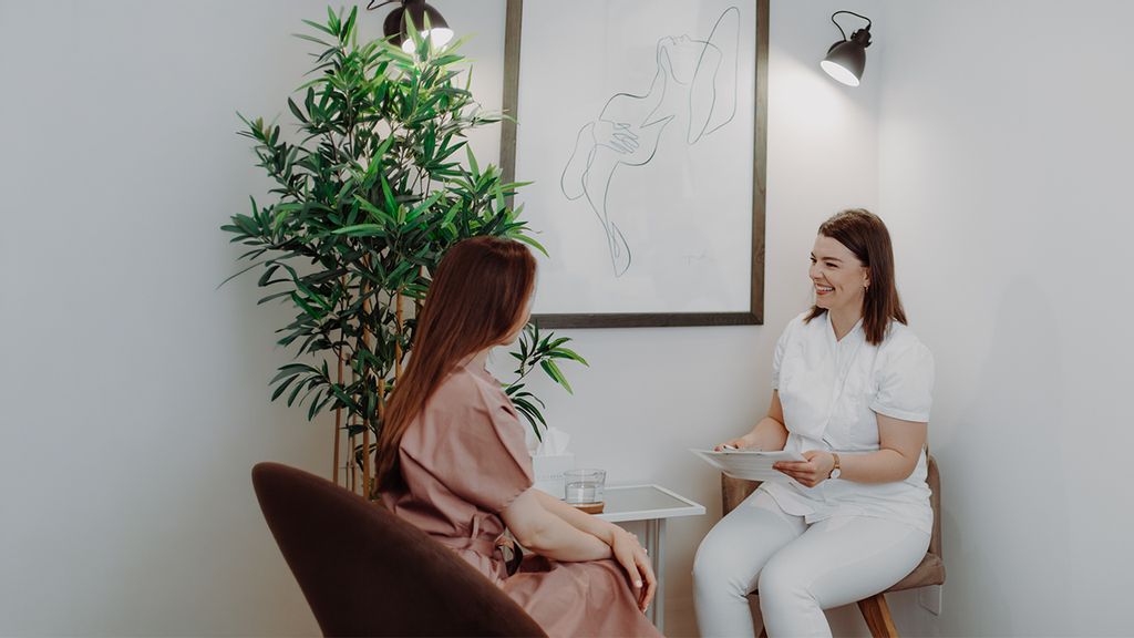 Zwei Frauen sitzen bei einem Beratungsgespräch zusammen
