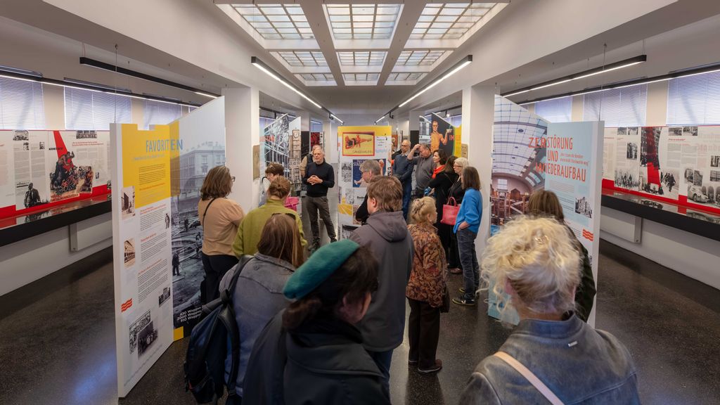 Gruppe an Personen bei einer Ausstellung in einem Museum