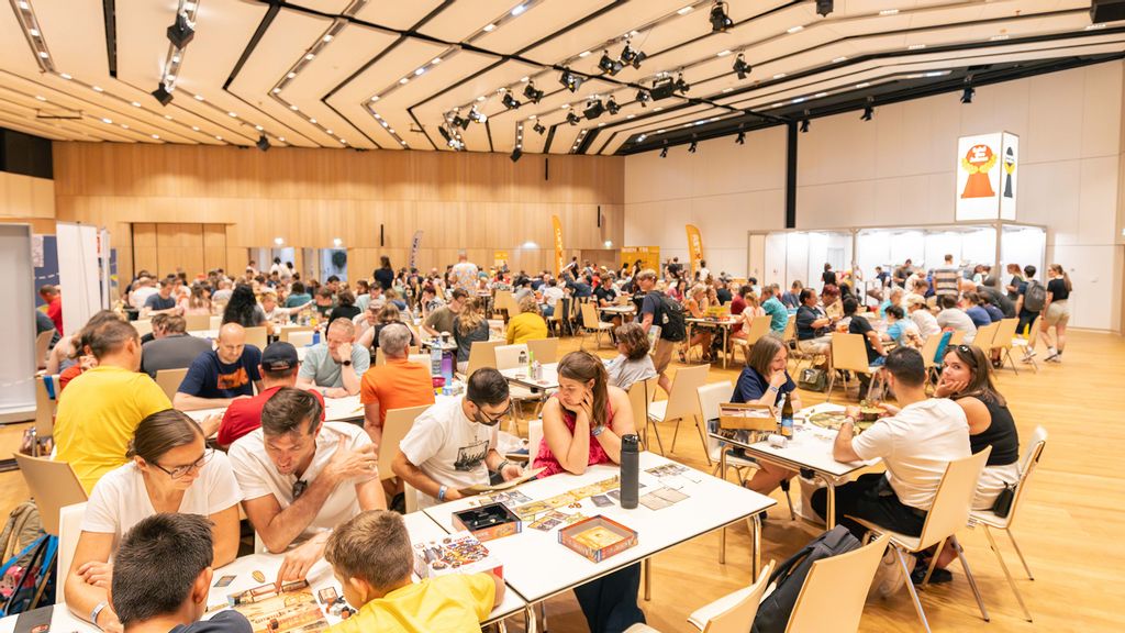 Gruppe an Personen spielt ein Gesellschaftsspiel beim Spielfest