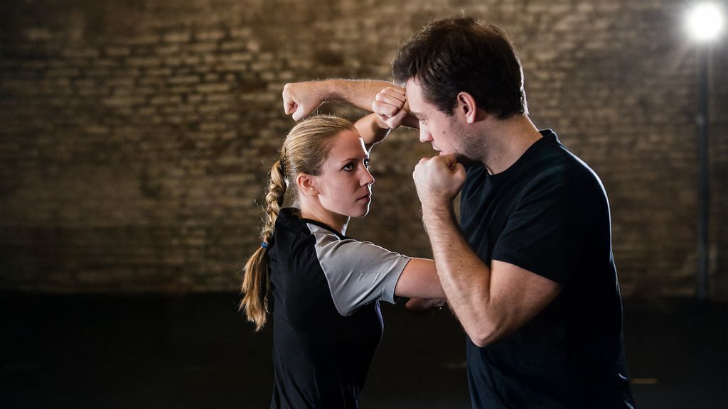 Eine Mann und eine Frau kämpfen mit Fäusten