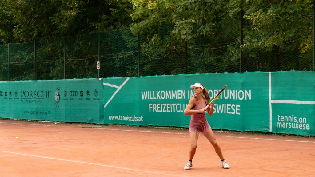 Tennisspielerin am Tennisplatz