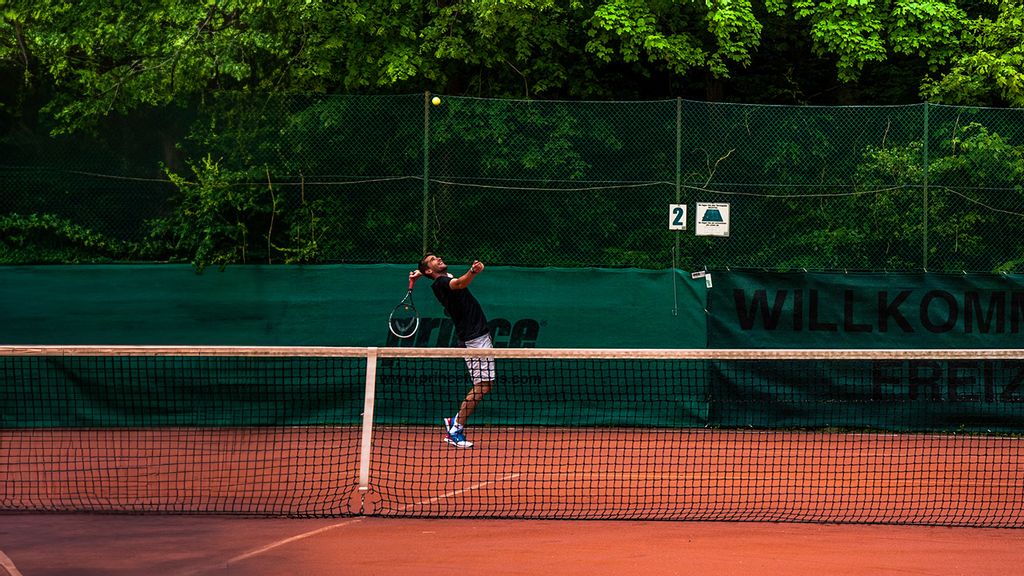 Tennisspieler beim Aufschlag Tennisplatz