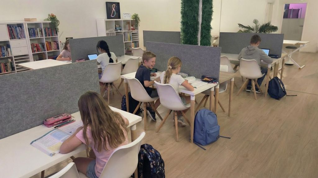 Mehrere Kinder beim Lernen in einem Klassenzimmer