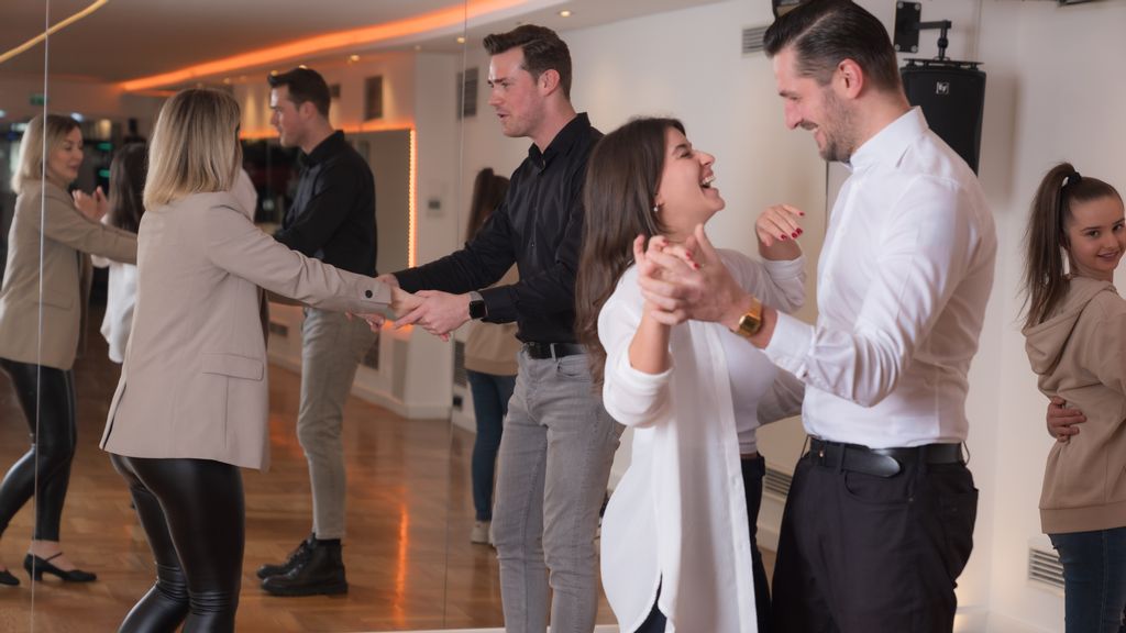 Zwei Pärchen beim Tanzunterricht