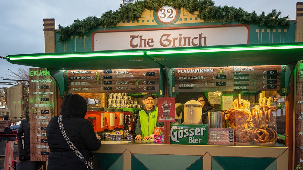 Punschverkäufer in der Hütte am Wintermarkt