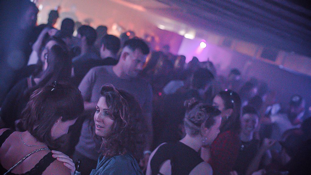 Tanzfläche und Club-Atmosphäre im The Loft mit vielen Gästen