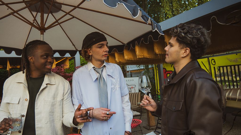 Zwei Personen sitzen im Gastgarten einer Cocktailbar zusammen