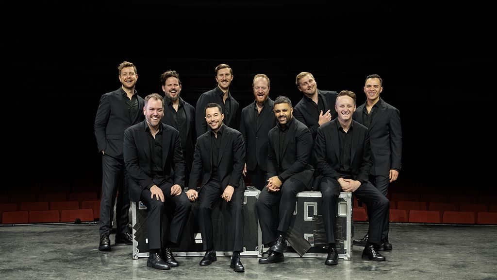 The Ten Tenors bei einem Bühnenfoto in schwarzen Outfits