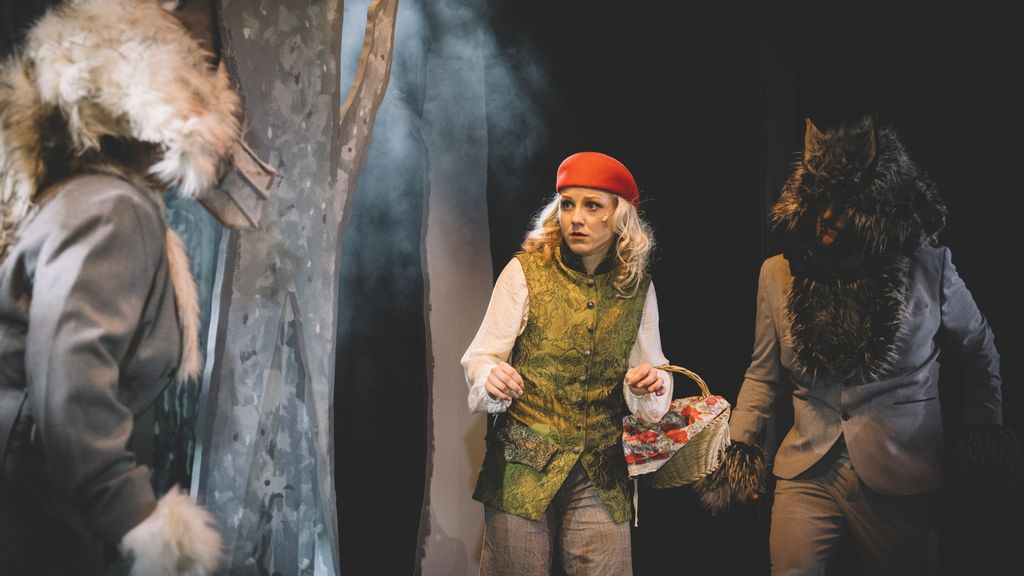 © Ingo Pertramer Rotkäppchen und zwei Schauspieler als Wolf verkleidet auf der Bühne