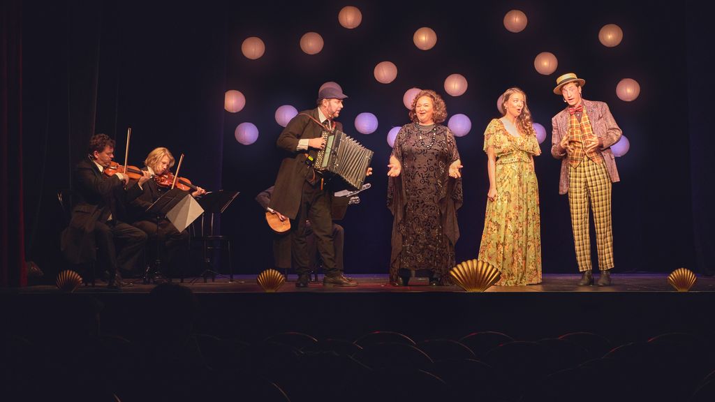 Schauspieler*innen auf der Bühne bei einem Theaterstück