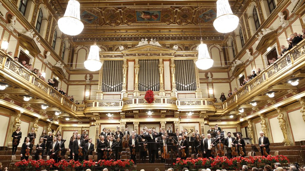 Goldener Saal im Musikverein Wien mit Orchester und Publikum