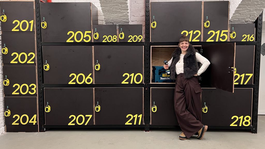 Eine Frau steht vor Schließfächern