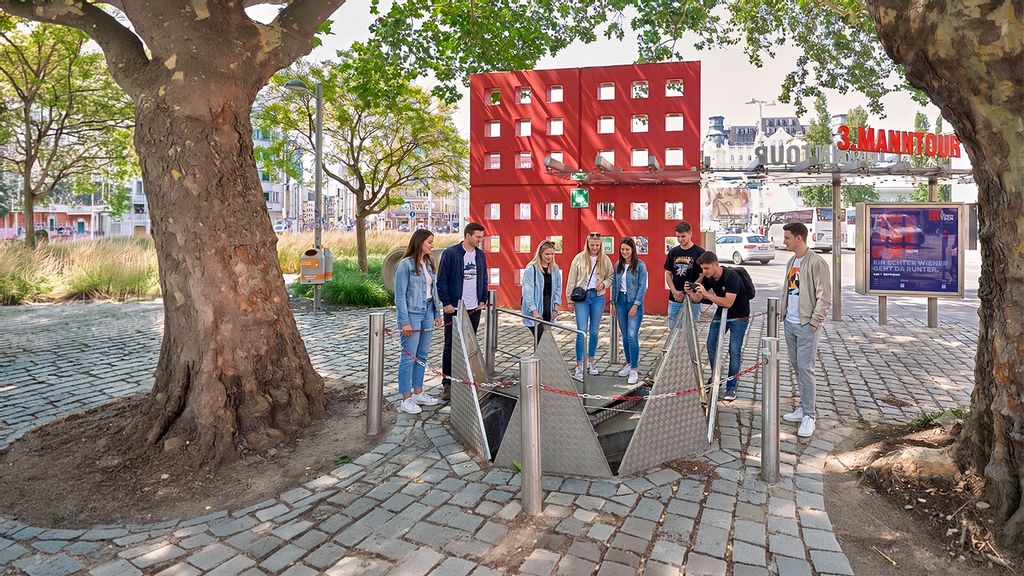 Besucher vor dem Eingang der Tour "Der Dritte Mann"