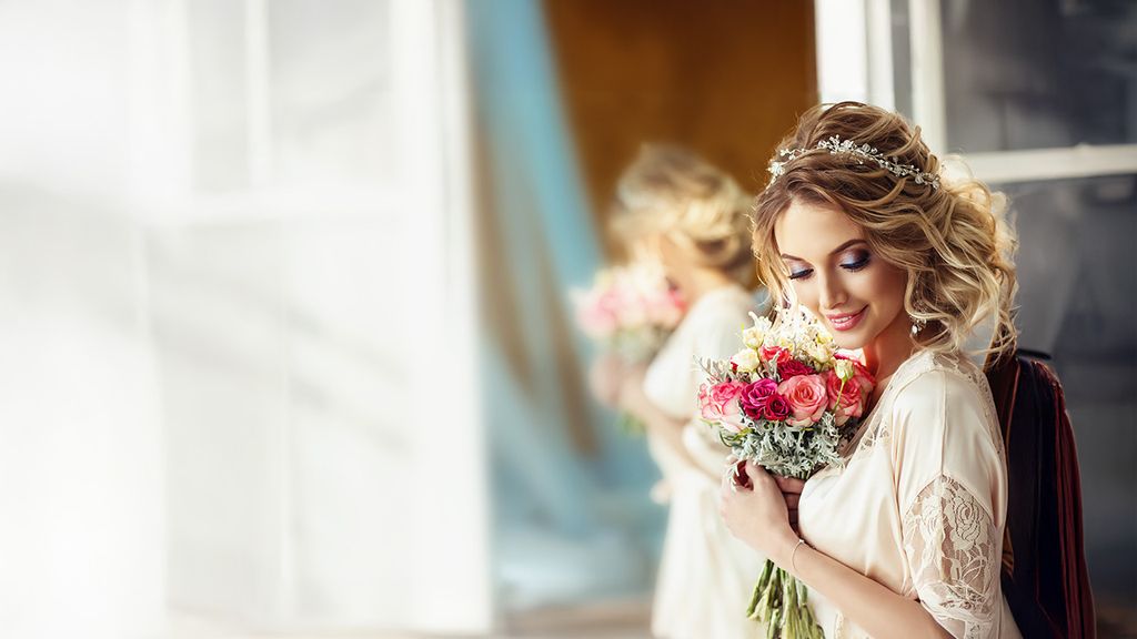 © Natalia Chircova /Adobe Eine Braut mit Schmuck im Haar und einem Brautstrauss