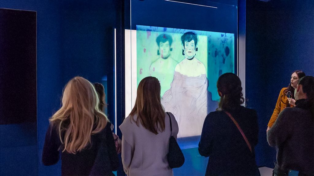 © Johannes Stoll / Belvedere, Wien Mehrere Personen betrachten ein Bild von Gustav Klimt bei einer Ausstellung