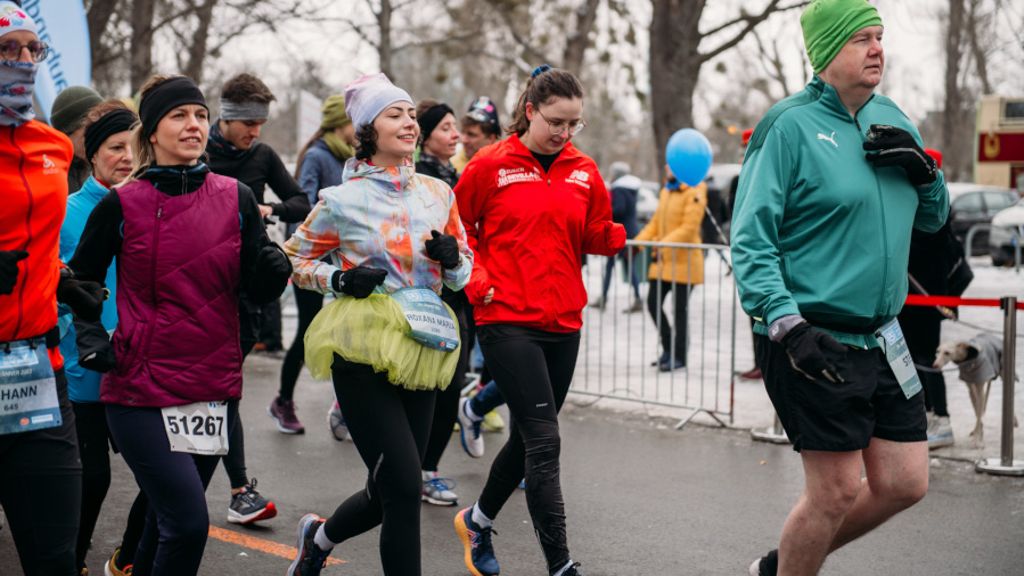 Frauen und Männer in Sportkleidung beim Laufen