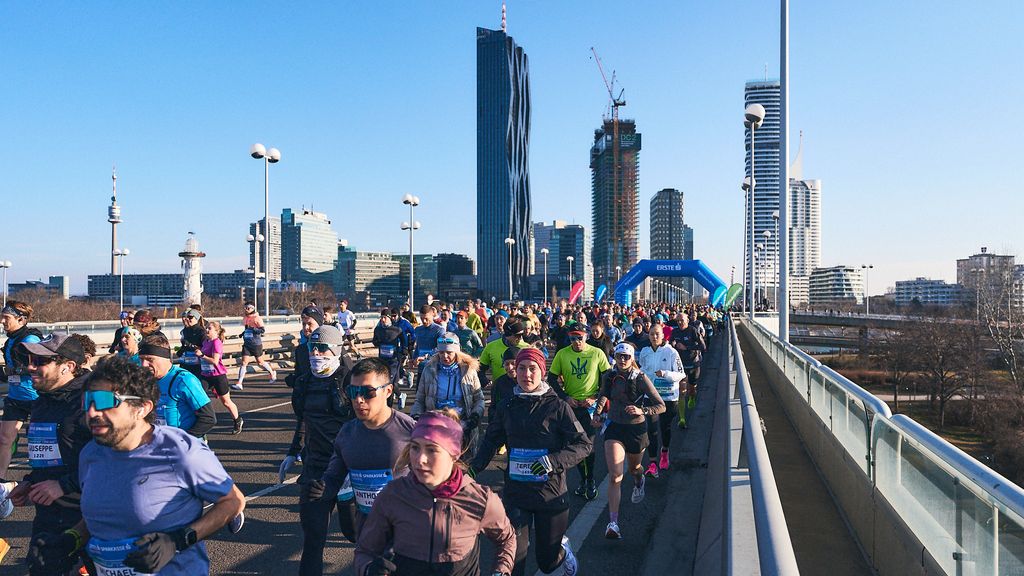 © Roman Pfeiffer Läufer*innen bei einem Winterlauf auf der Reichbrücke in Wien