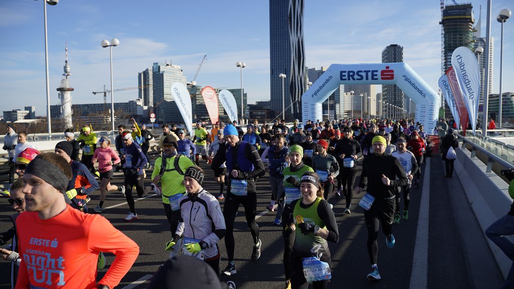 Viele Läuferinnen und Läufer beim Laufen auf der Wiener Reichsbrücke