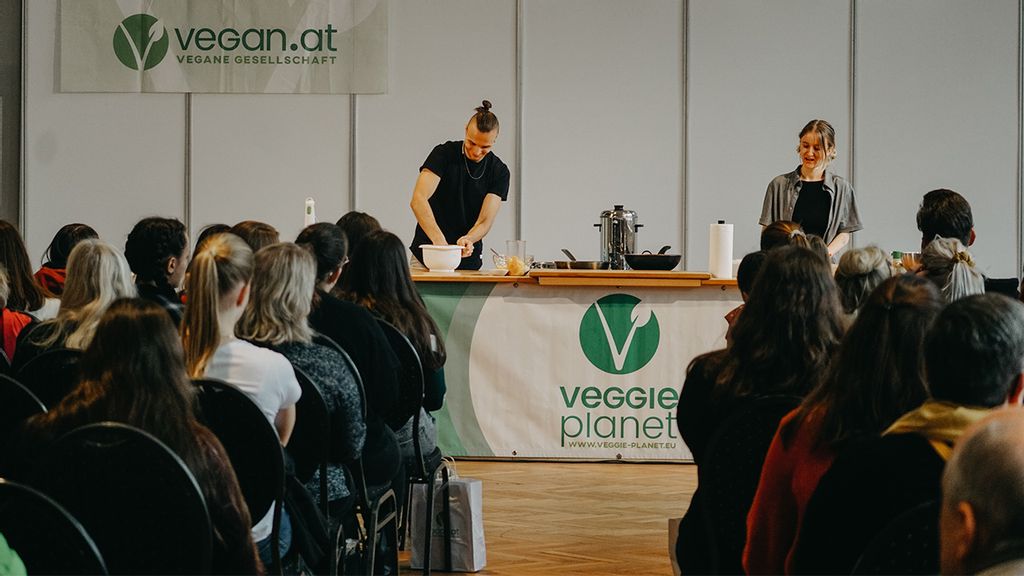 Messebesucher*innen beim einem Vortrag auf der Vegan Planet