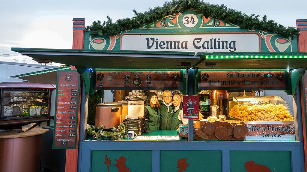 Drei Mitarbeiter*innen in der Hütte am Wintermarkt